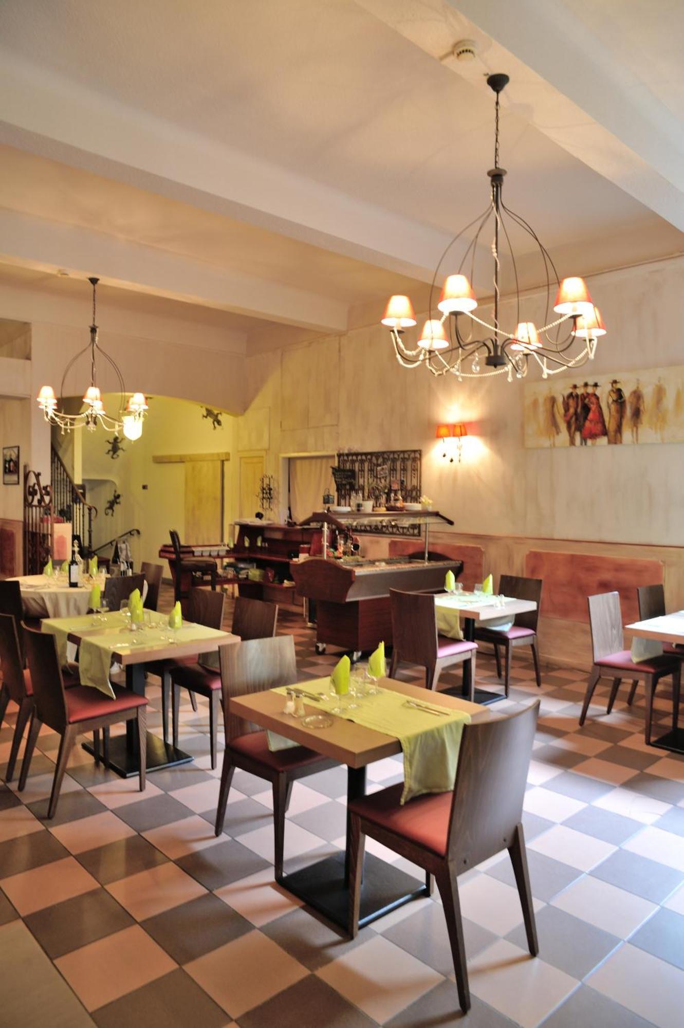 Hotel Restaurant Cortie Thuir Exterior photo