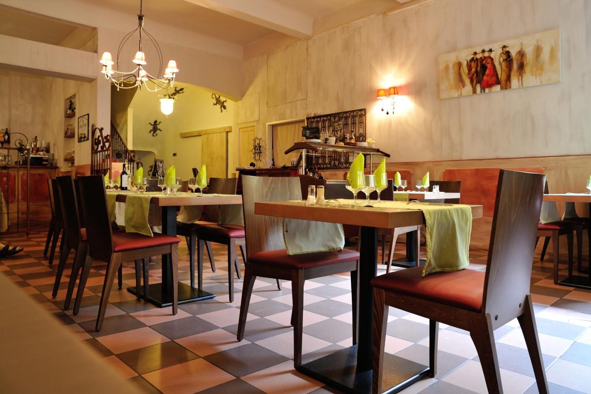 Hotel Restaurant Cortie Thuir Exterior photo