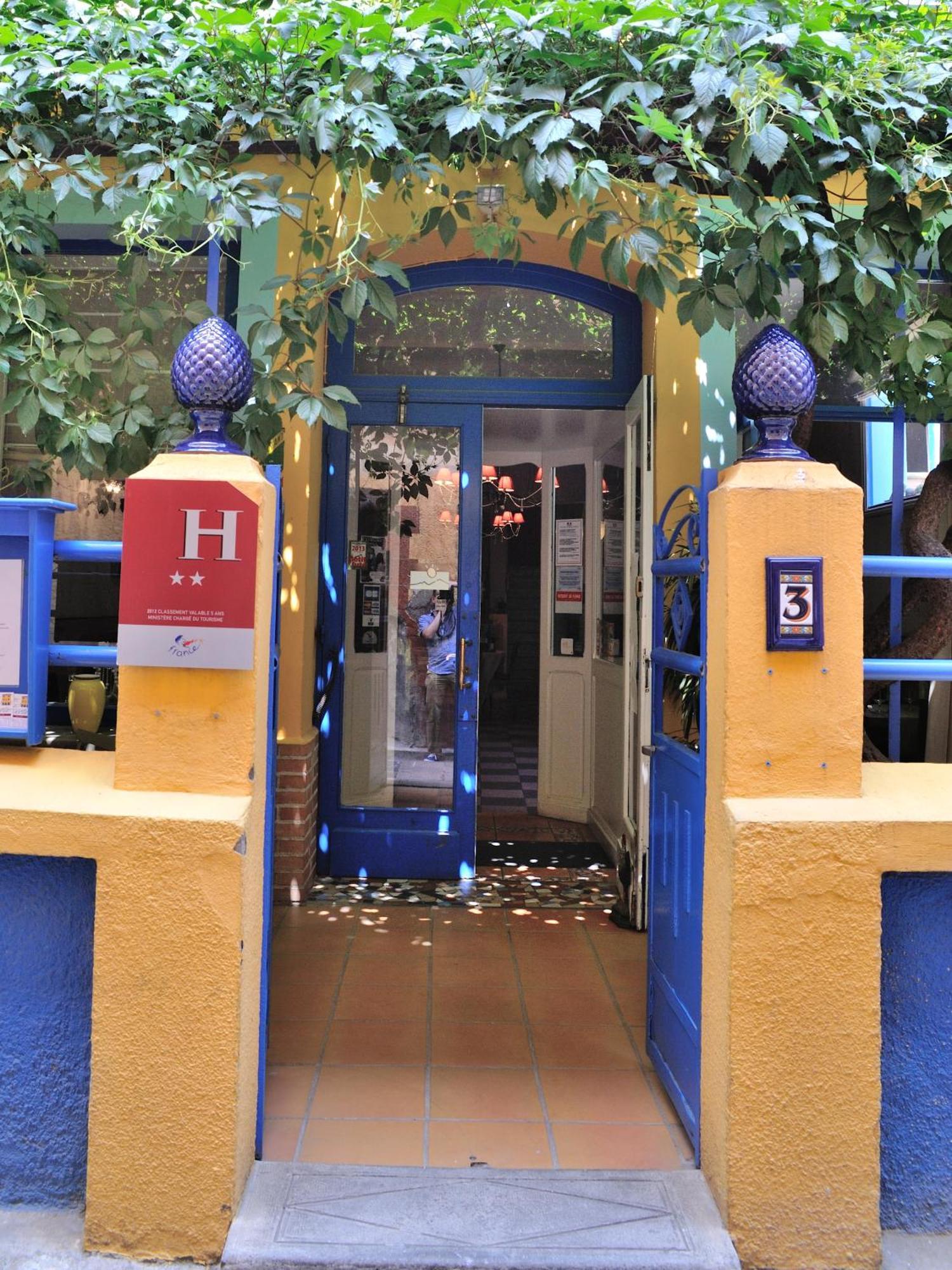 Hotel Restaurant Cortie Thuir Exterior photo